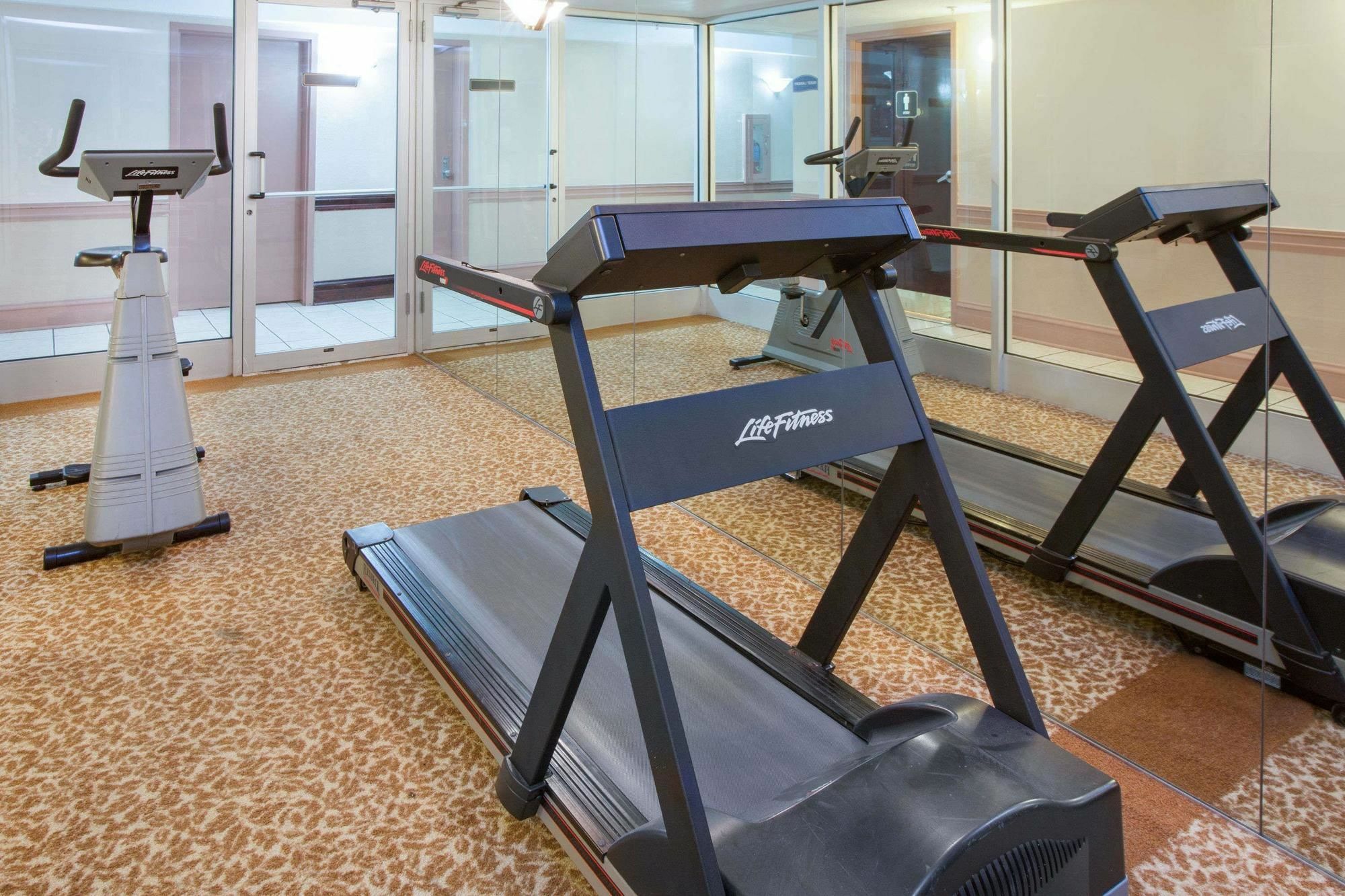 Hotel Baymont By Wyndham - Chicago - Addison - O'Hare Esterno foto